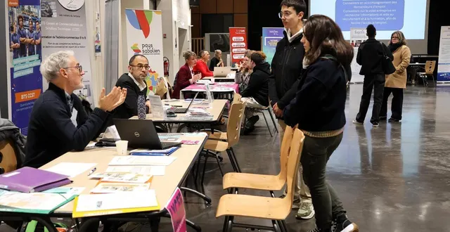 photo  une dizaine d’acteurs locaux de la formation supérieure et de l’accompagnement accueillaient les visiteurs sur leurs stands, vendredi 23 janvier 2026, salle madeleine-marie, à sablé-sur-sarthe.  &copy;  ouest-france 