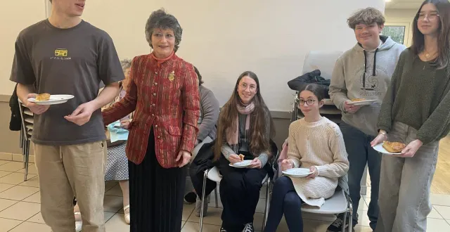 photo  alix dauger au milieu de jeunes habitants de la commune, lors de la cérémonie des vœux.  &copy;  ouest-france 