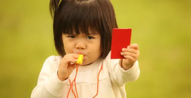 photo débat. interdire les enfants dans certains lieux : pour ou contre ? &copy; adobestock