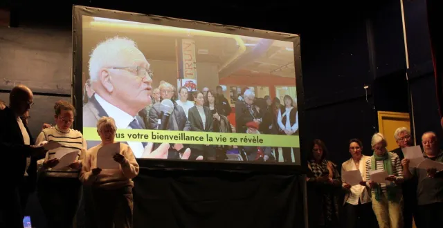 photo  après la projection du film, les conseillers municipaux, sur scène, chantent une chanson au maire.  &copy;  ouest-france 