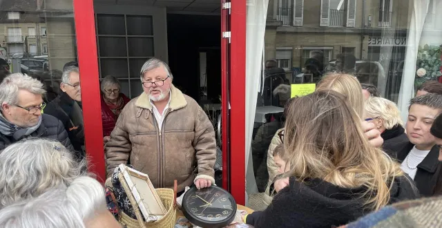 photo  me pascal hersent, huissier de justice, a procédé à la vente du stock par lots, sur le pas de la porte dans un premier temps.  &copy;  ouest-france 