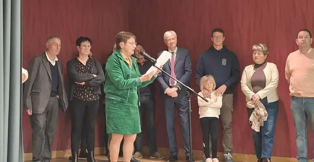 photo  annie jumert, entourée des élus du conseil municipal et du territoire, a adressé ses vœux aux habitants venus nombreux.  &copy;  ouest-france 