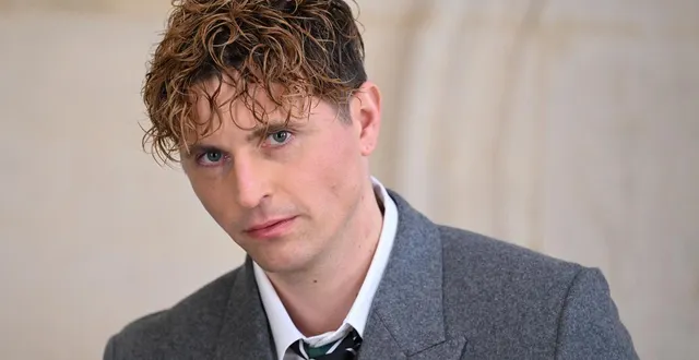 photo  l’acteur français raphaël quenard pose pour une séance photo avant le défilé de la collection prêt-à-porter homme automne-hiver 2026/2027 de dior, dans le cadre de la fashion week homme de paris, le 21 janvier 2026.  &copy;  blanca cruz / afp 