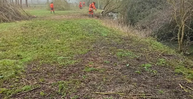 photo  chantier d’élagage le long de la rivière couasnon conduit par des salariés en insertion d’actenso. l’association baugeoise étend son périmètre d’action au longuéen et au noyantais.  &copy;  actenso 