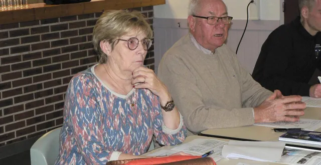 photo  francis belluau, maire, a proposé l’achat d’un chariot télescopique d’occasion pour un montant de 30 000 €. les conseillers ont validé cette proposition.  &copy;  ouest-france 
