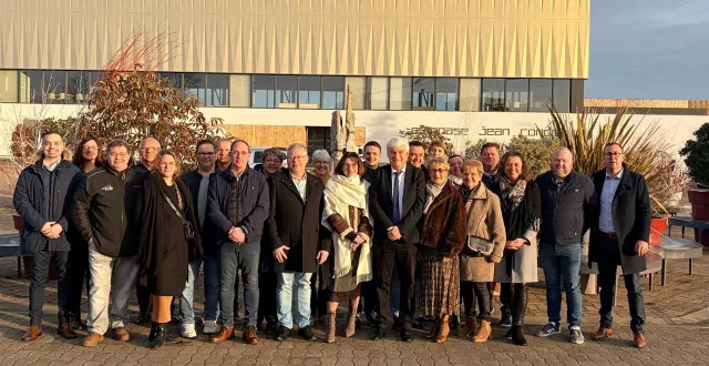 photo  m. aubier, mme lauger, mme dubuisson, mme papin, mme provost, m. cordier, mme kosowski, m. caro, m. joncheray, m. leroyer, mme lubineau, m. chevalier, m. godefroy, mme evrard, m. j. lebreton, m. sorrieul, m. blanchais, mme guillemin, m. chaplain, mme dudillieu, m. m. lebreton, m. desmazières.  &copy;  jean-charles joncheray 