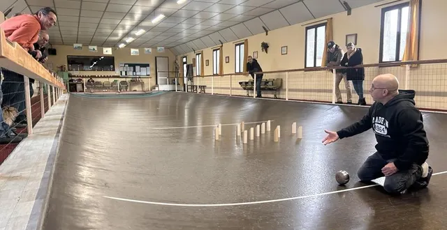 photo  saint-georges-du-bois (les bois-d’anjou), le 14 janvier 2026. daniel grégoire explique les règles du boul’ky aux boulistes avant leur première partie. un jeu qui mêle des boules de fort à des quilles de mölkky et dont il est le principal inventeur.  &copy;  co – christophe ricci 