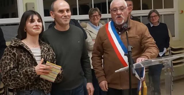 photo  au premier plan, marion et xavier bonifait et le maire gérard richard.   &copy;  le maine libre 