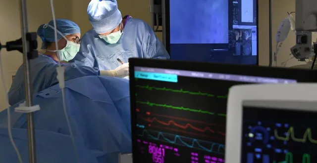 photo  prévue le 16 janvier, une opération de l’anévrisme de l’aorte a dû être ajournée en raison de l’absence du seul chirurgien vasculaire dans le service, suscitant l’incompréhension des proches du patient.  &copy;  illustration co - laurent combet 