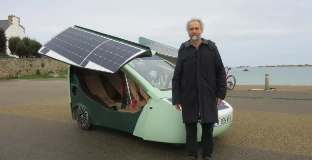 photo  denis baulier et sa scaramobile tous panneaux déployés avant sa mise en route, tout en silence, pour effectuer un aller-retour sur le boulevard de la mer à port-blanc.  &copy;  ouest-france 