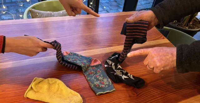 photo  lors d’un speed-dating inédit, organisé à bulat-pestivien, dans les côtes-d’armor, les chaussettes ne seront bientôt plus seules. leurs propriétaires aussi peut-être…  &copy;  ouest-france 