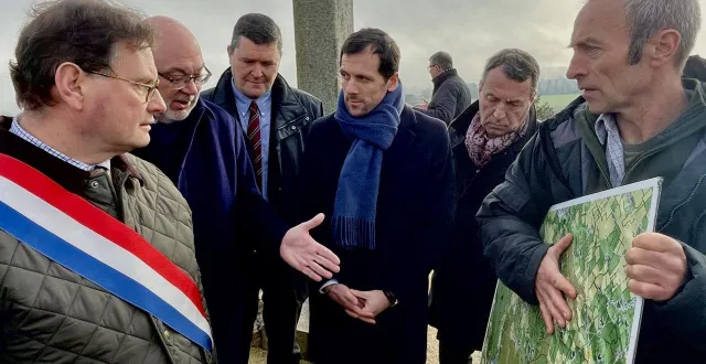 photo  les députés philippe gosselin, stéphane travert (à gauche) et le directeur du parc des marais denis letan (à droite), ont expliqué au ministre mathieu lefèvre (au centre) les tenants et les aboutissants du projet.  &copy;  ouest-france 