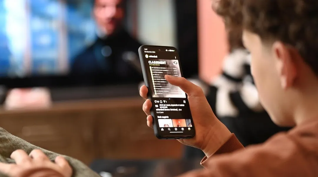 Interdiction des réseaux sociaux aux moins de 15 ans  : la France bientôt pionnière en Europe  ? 