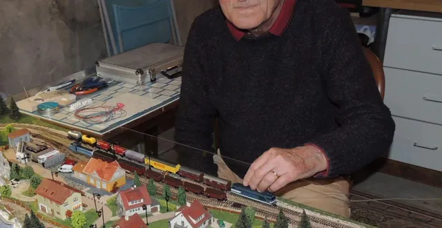 photo  gérard david dans son sous-sol met la dernière main à la réalisation de son circuit de trains  &copy;  ouest-france. 