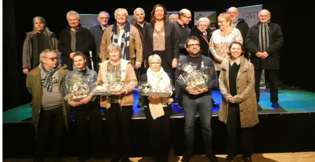 photo  les médaillés avec des élus.  &copy;  ouest-france 