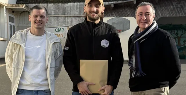 photo  amaury tessier (à gauche) et guillaume pottier entourent un représentant de l’association camille la chenille.  &copy;  ouest-france 