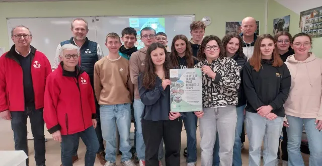 photo  douze élèves, en formation bac pro à la mfr-cfta, préparent une journée pour remonter le temps en agriculture. ils ont reçu une aide de 800 € par créavenir du crédit mutuel, représenté, à gauche, par rémi olivier et isabelle abaffour, administrateurs, et julien deswarte, directeur du crédit mutuel du pays fertois.  &copy;  ouest-france 
