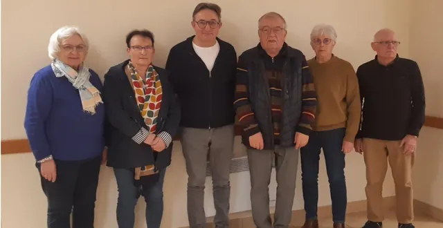 photo  les membres du bureau du club de l’amitié entourant henri cadotz, troisième à partir de la gauche.  &copy;  co 