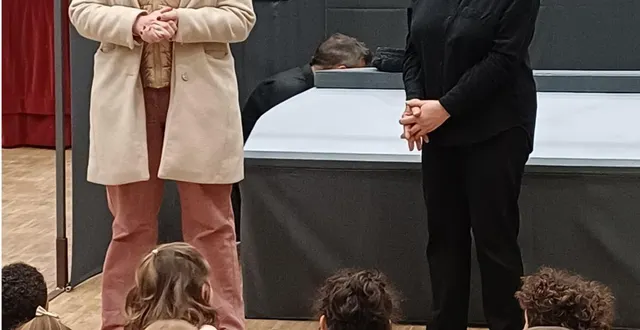 photo  cindy delanoë, conseillère déléguée à la citoyenneté à la mairie de trélazé, chargée de la prévention routière (à gauche), accompagnée d’une  artiste de la compagnie poc poc qui a interprété le spectacle. parmi les actions initiées par la municipalité, un spectacle de marionnettes a été proposé ce lundi 26 janvier, financé par la mairie pour toutesles classes de grande section de maternelles, soit 180 enfants.  &copy;  co 