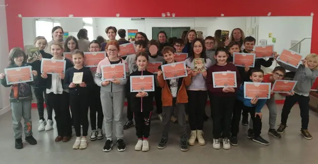 photo  la lecture est aussi un plaisir pour ces jeunes élèves.  &copy;  co 