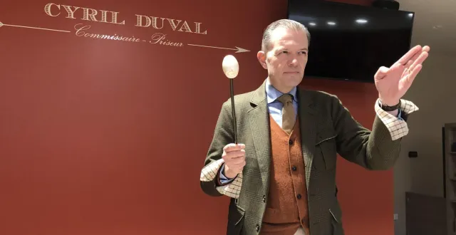 photo  maître cyril duval à l’hôtel des ventes de la flèche.  &copy;  ml 