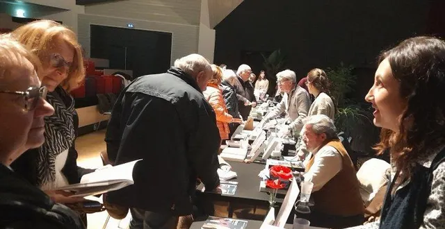 photo  le public était ravi de découvrir des auteurs et échanger avec eux.  &copy;  co 