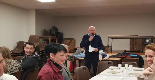 photo  des vœux placés sous le signe de la bonne humeur générale, en présence de nombreux habitants et de collègues maires et élus locaux.  &copy;  le maine libre 