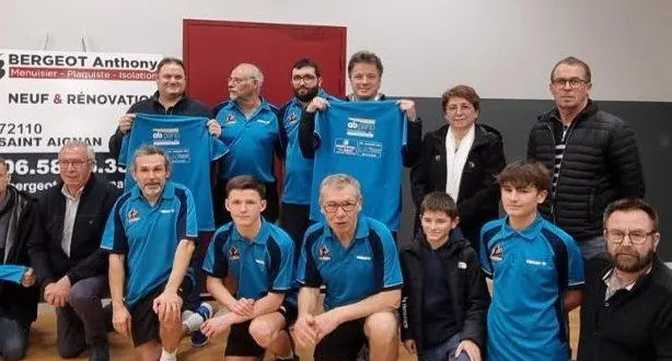 photo  l’as mézières a reçu ses nouveaux maillots.  &copy;  le maine libre 