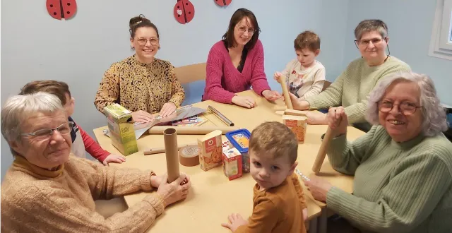 photo  les animatrices, amandine et julie, les bénévoles, francine, évelyne et patricia avec des enfants.  &copy;  le maine libre 