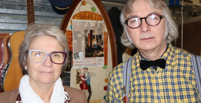 photo  martine richard, programmatrice, et okay yazar, patron du bistro broc café, annoncent le premier café philo.  &copy;  ouest-france. 