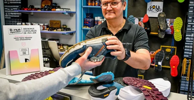 photo  jean-pierre verneau profite du bonus réparation, qui offre des réductions aux clients de sa cordonnerie : « c’est une aide pour inciter les français à réparer plutôt que jeter ».  &copy;  photo le maine libre – yvon loué 