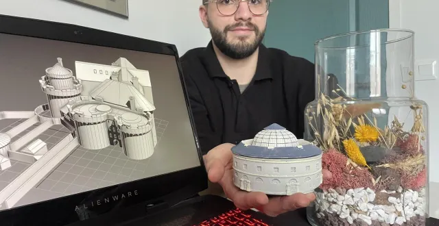 photo  lauréat du fonds d’initiative jeunesse de la ville et étudiant en management des technologies interactives 3d, tom lefrou, 22 ans, présente la première maquette de la halle au blé qu’il a intégrée dans une composition florale. sur son ordinateur figurent les premières esquisses du château d’alençon sur lequel il travaille en ce moment.  &copy;  ouest-france 