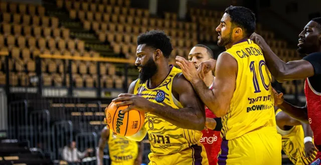 photo  sèchement battu par les lituaniens du rytas vilnius, l’hapoël holon se retrouve déjà dans l’urgence face au mans.  &copy;  bcl 