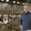 photo christophe davy, éleveur laitier bio à athis-val-de-rouvres (orne) dénonce l’absence de fiabilité des tests « tuberculose ». son élevage se trouve entre deux fermes touchées par la zoonose.