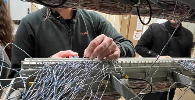 photo  les agents de l’opérateur orange vont devoir couper en 24 heures des dizaines de milliers de lignes de son réseau cuivre.  &copy;  ouest-france 