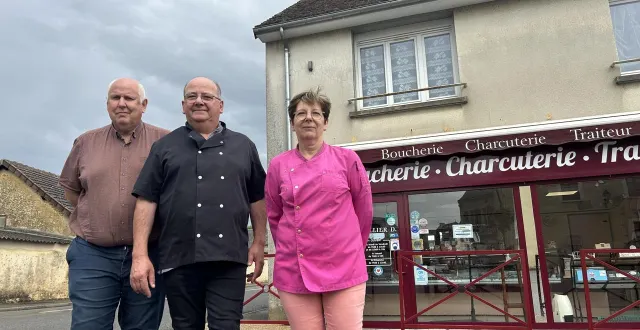 photo  dès l’été 2025, le maire patrick manuel et les bouchers-charcutiers traiteurs didier et sylvie lallier étaient mobilisés pour trouver un repreneur, en vain.  &copy;  le maine libre 