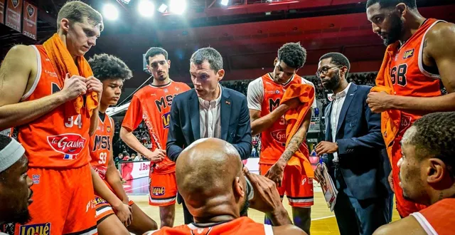 photo  antoine mathieu (au centre) aura coaché trois matchs du msb en l’absence de guillaume vizade.  &copy;  photo le maine libre - yvon loué 