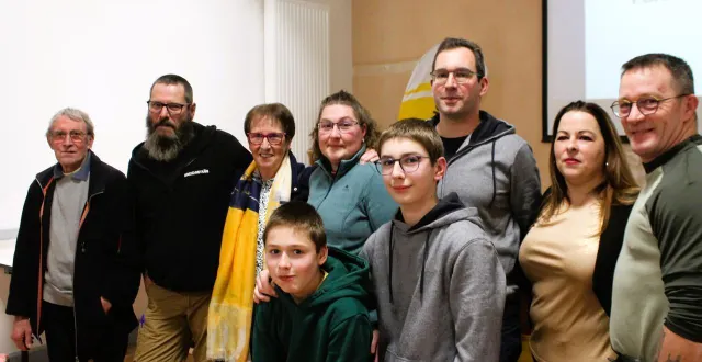 photo  au premier rang de droite à gauche, timéo et léo. au second rang, fabien houvet, élodie stauder, laurent plessis, aurélie bourgault, arlette marcadé, pierrick bruneau et guy bourgault.  &copy;  le maine libre 