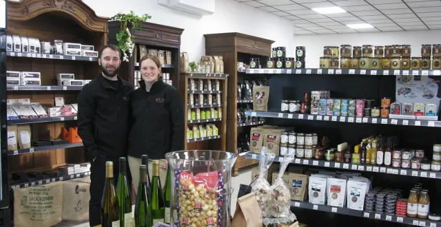 photo  noémie et alexandre sont à la tête depuis décembre 2025 d’une épicerie-traiteur à trangé.  &copy;  ouest-france 