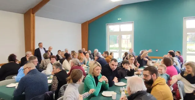 photo  près de la moitié de la population présente aux derniers vœux en qualité de maire de bertrand detroussel  &copy;  ouest-france 