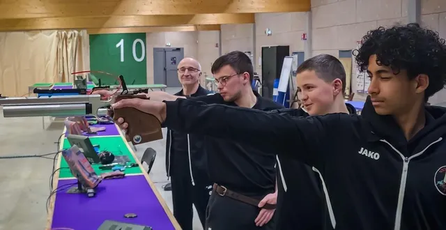 photo  les cadets de la société de tir d’argentan (de droite à gauche) : yanis trolet, baptiste brouilliard, lucien delozier et leur entraîneur eric trolet.  &copy;  ouest-france 