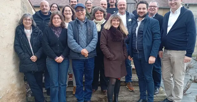 photo  la liste de laurent noé, à droite, aux élections municipales. manquent sur la photo, marie-ange denise et véronique monney.  &copy;  le maine libre 