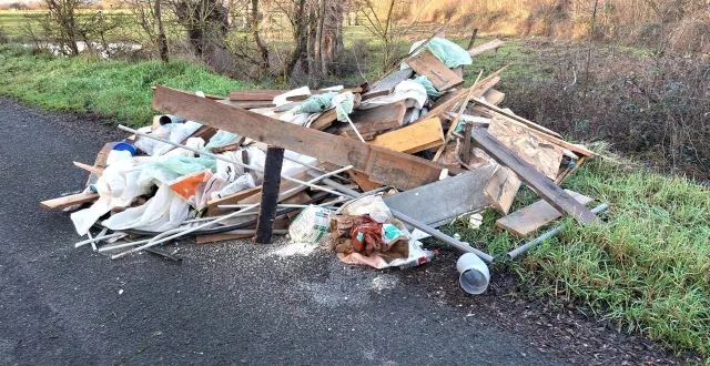 photo  un dépôt sauvage a été déchargé sur la voie publique.  &copy;  co. 