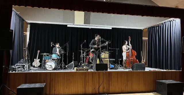 photo  cole et les peckerwood sur la scène du tremplin.  &copy;  le maine libre 