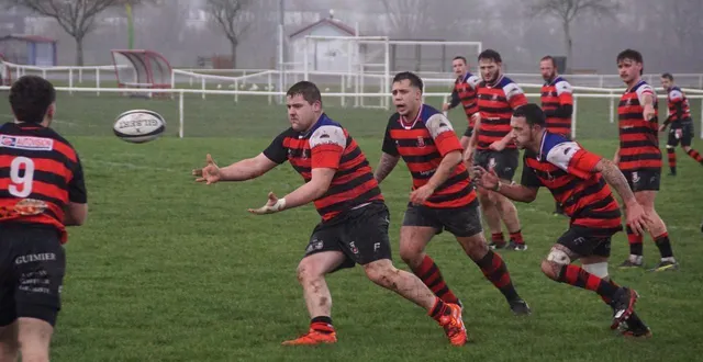 photo  les rouge et noir n’ont pas démérité mais ont dû baisser pavillon face au leader du championnat (20-37).  &copy;  vsf rugby 