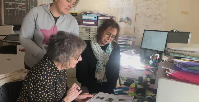 photo  béatrice guyot, au premier plan, agathe prieur, adjointe, et lydie lebourg (à droite).  &copy;  ouest-france 