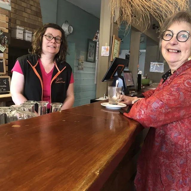 photo béatrice guyot, (à droite), ici avec valérie morin, la gérante du bar-restaurant ô p’tit bonne heure, ne manque pas de saluer et de discuter avec les habitants de sa commune.  ©  ouest-france