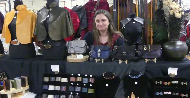 photo  jézabel akriche lors d’un marché de noël.  &copy;  ouest-france 