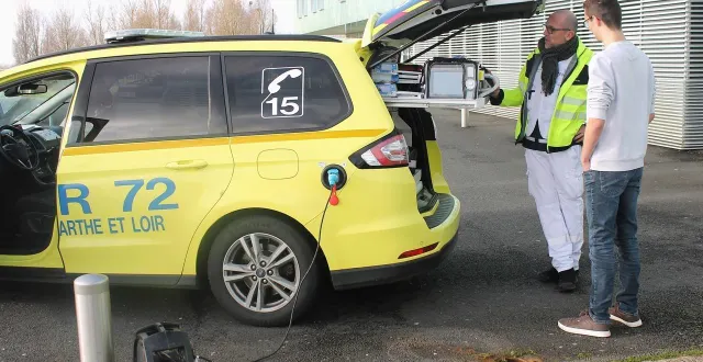 photo  un véhicule du smur 72 utilisé par les équipes paramédicales mobiles d’urgence était aussi présenté devant l’hôpital.  &copy;  ouest-france 