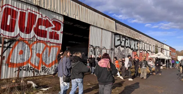 photo  ce samedi, vers 13 h, la préfecture avait comptabilisé 600 participants à la free party organisée à yvré-l’evêque, près du mans. les organisateurs, qui ont mis en place une déco, attendaient un millier de personnes durant la nuit de samedi à dimanche.  &copy;  ouest-france 